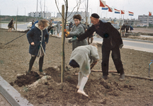 831370 Afbeelding van het planten van een boom tijdens een boomplantdag, vermoedelijk in de Aziëlaan in de wijk ...